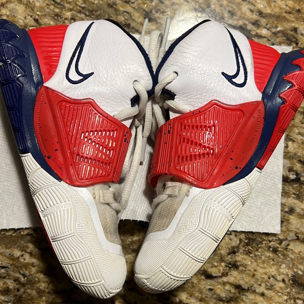 NIKE KYRIE